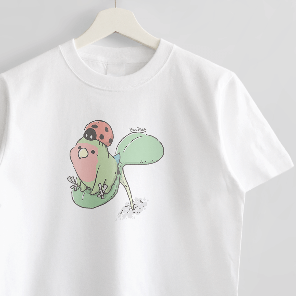 コザクラインコとテントウムシのイラストTシャツ
