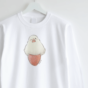 白文鳥とイチゴのモフモフデザイン長袖Tシャツ