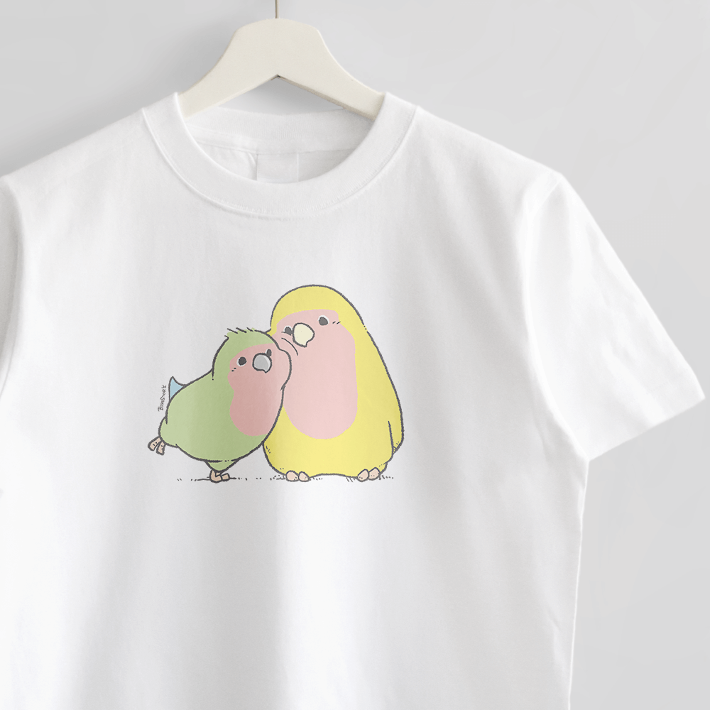 コザクラインコの雛と親鳥 イラストTシャツ