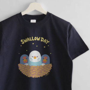 ネイビーTシャツ ツバメごっこ セキセイインコとのスヤスヤタイム