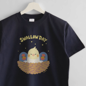 ネイビーTシャツ ツバメごっこ オカメインコとのスヤスヤタイム