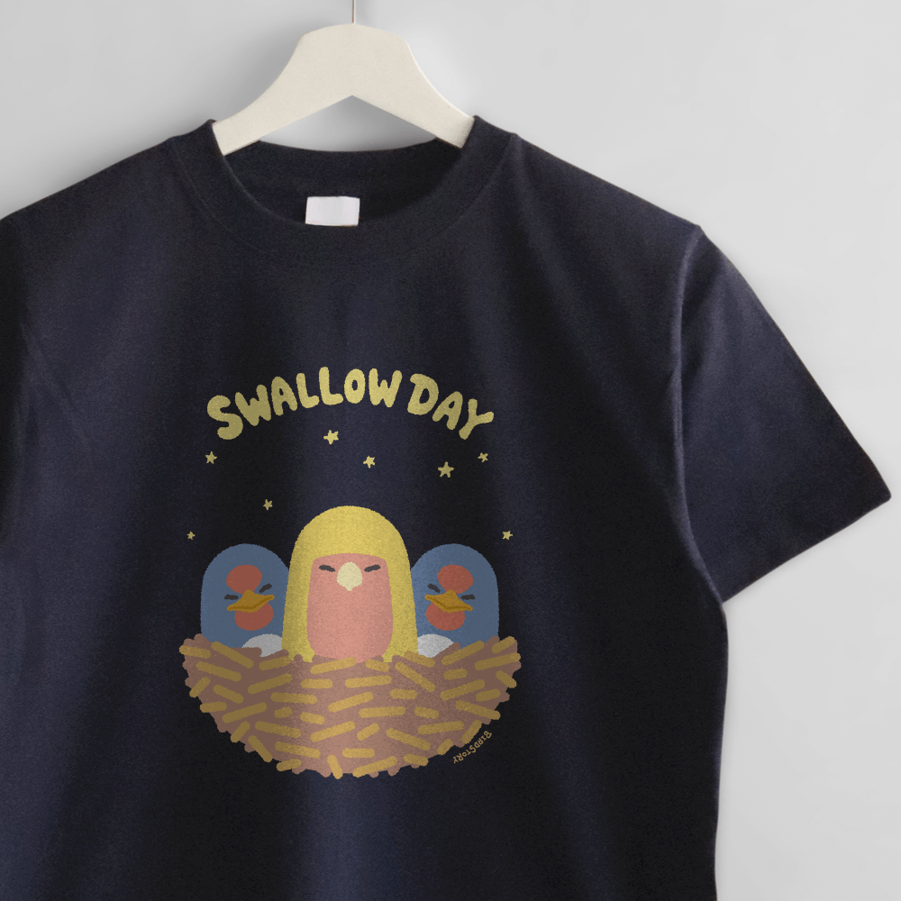 ネイビーTシャツ ツバメごっこ コザクラインコとのスヤスヤタイム