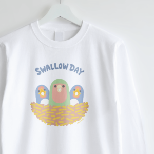 長袖Tシャツ ツバメの巣に入るコザクラインコおなかすいたシーン