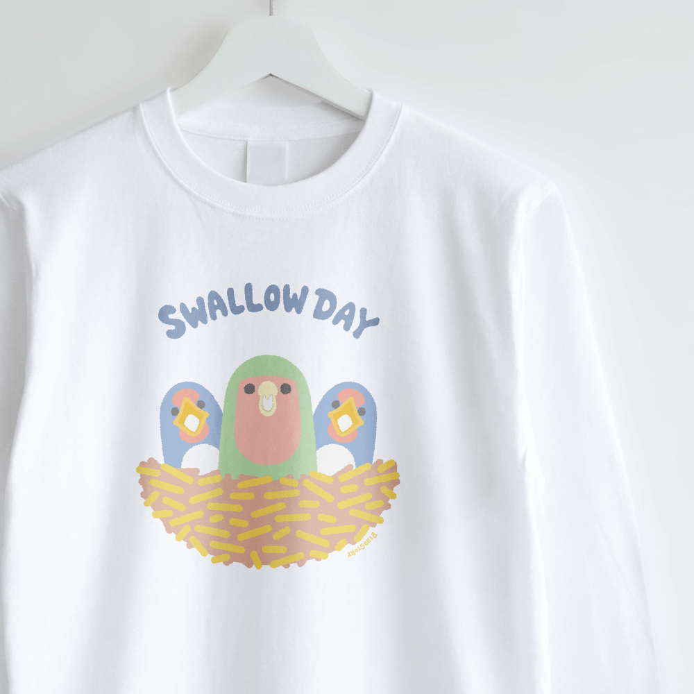 長袖Tシャツ ツバメの巣に入るコザクラインコおなかすいたシーン