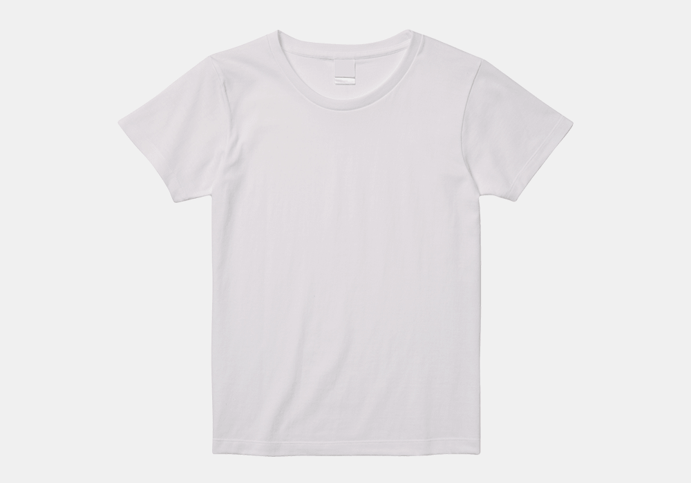 デコルテを綺麗に見せる広めの襟ぐり